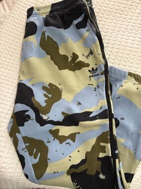 Adidas Originals Men's Graphic Camo sweat joggers in Ambient Sky.